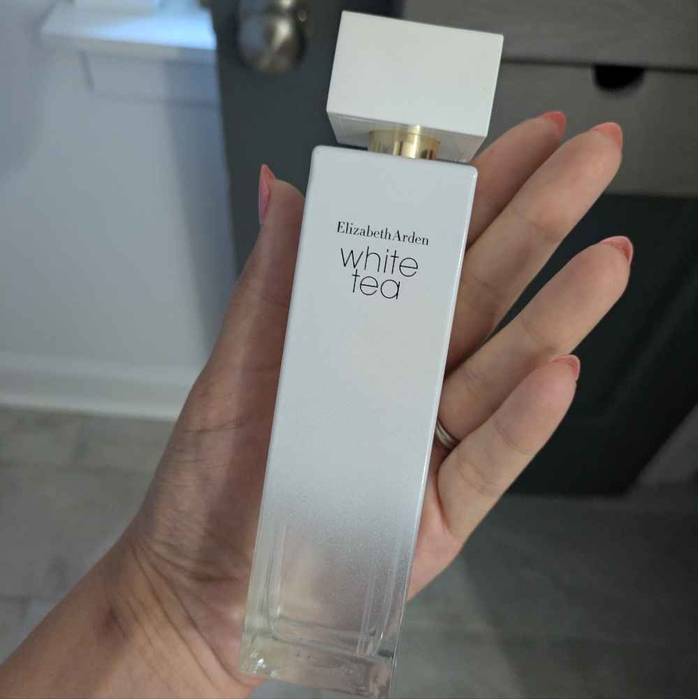 Elizabeth Arden White Tea Fragrance with Gold Accent